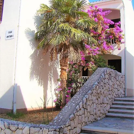 Lavica Apartment *
